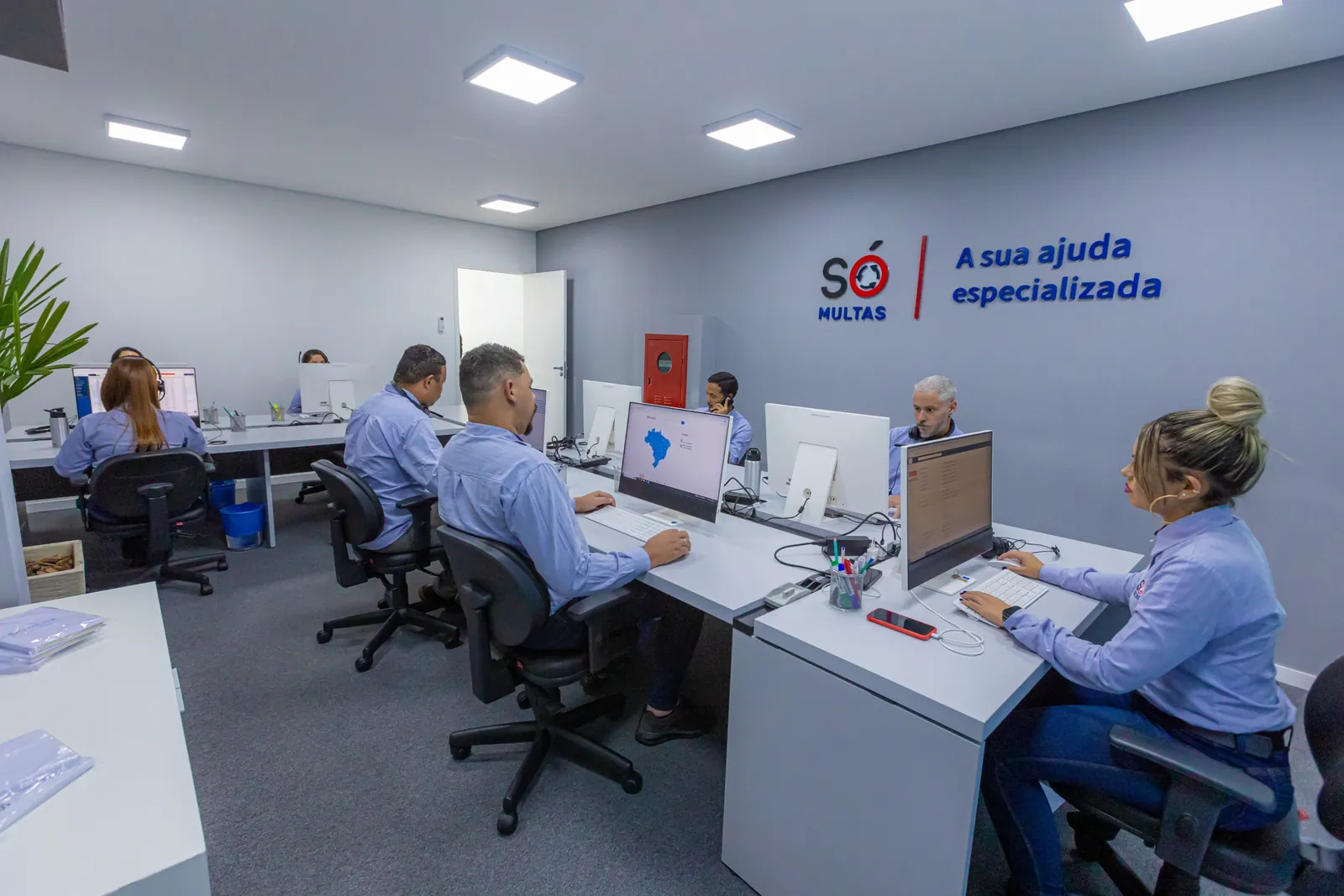 Equipe da SÓ Multas atendendo clientes